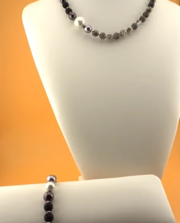 Marbella Mitternacht -Eleganz in Stein und Perle